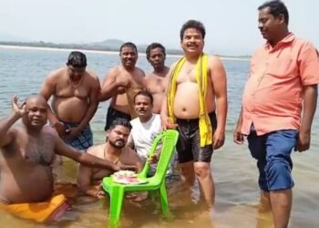 ଫୁଲନଖରା ସକାଳ ଚା ଖଟିର ସଦସ୍ୟ ମାନେ ନିଆରା ଢ଼ଙ୍ଗରେ ପାଳିଲେ ବନ୍ଧୁମିଳନ