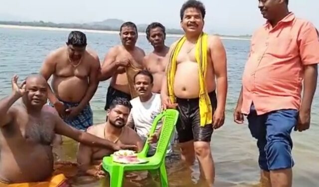 ଫୁଲନଖରା ସକାଳ ଚା ଖଟିର ସଦସ୍ୟ ମାନେ ନିଆରା ଢ଼ଙ୍ଗରେ ପାଳିଲେ ବନ୍ଧୁମିଳନ