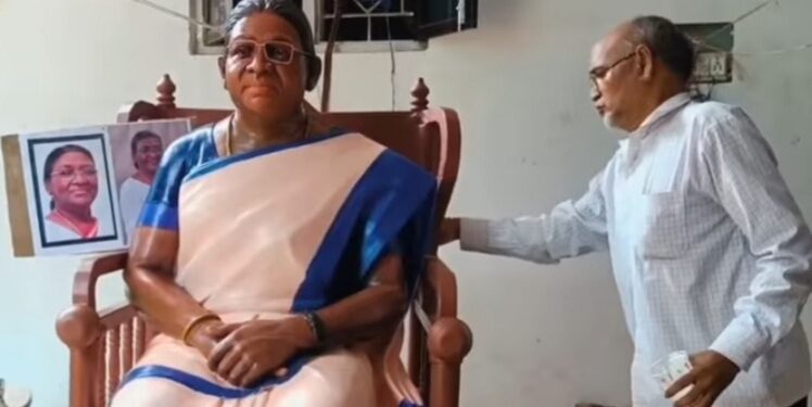 କାଠଗଡା ସାହିର ଲକ୍ଷ୍ମୀଧର ରଣା ରାଷ୍ଟ୍ରପତି ଦ୍ରୌପଦୀ ମୁର୍ମୁଙ୍କ ସୁନ୍ଦର ପ୍ରତିମୂର୍ତ୍ତି ଗଢ଼ିଲେ