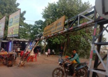 ବିପଦ ସଂକୁଳ ଅବସ୍ଥାରେ ନୁଆବଜାର ତିନିଘରିଆ ରାସ୍ତା