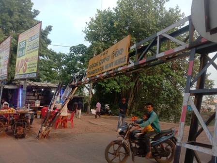ବିପଦ ସଂକୁଳ ଅବସ୍ଥାରେ ନୁଆବଜାର ତିନିଘରିଆ ରାସ୍ତା