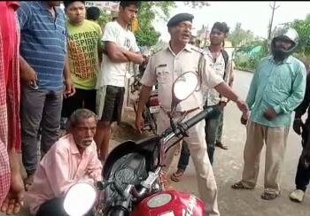 ବାଇକ୍ କୁ ଧକ୍କା ଦେଲା କାର, ବାପ ,ଝିଅ ଗୁରୁତର