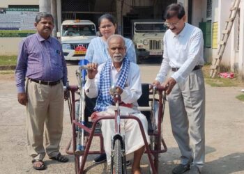ଟ୍ରାଇ ସାଇକେଲ ବଣ୍ଟନ କଲେ ନୂଆଗାଁ ବ୍ଲକ୍ ବିଡ଼ିଓ – ସଚିଦା ନନ୍ଦ ମିଶ୍ର