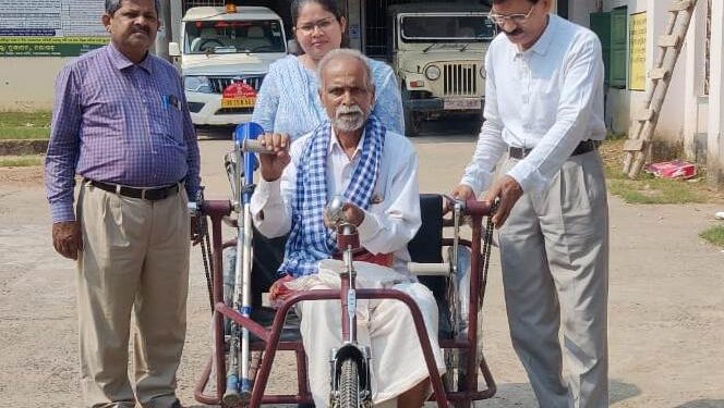 ଟ୍ରାଇ ସାଇକେଲ ବଣ୍ଟନ କଲେ ନୂଆଗାଁ ବ୍ଲକ୍ ବିଡ଼ିଓ – ସଚିଦା ନନ୍ଦ ମିଶ୍ର
