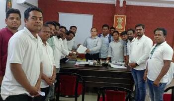 ଜିଲ୍ଲାପାଳ ଙ୍କୁ ଚୁକ୍ତିଭିତ୍ତିକ ଶିକ୍ଷକ ଙ୍କ ଦାବିପତ୍ର ପ୍ରଦାନ
