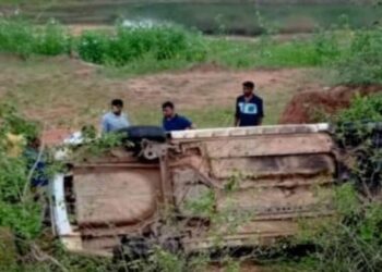 ବୁଲାଣି ଘାଟିରେ କାର ଓଲଟି ୧୫ ଫୁଟ ତଳକୁ ଖସିଲା – ୩ ଗୁରୁତର