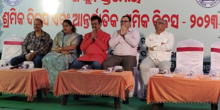 ପାରଳାଖେମୁଣ୍ଡି ସ୍ଥିତ ବିଜୁ ପଟ୍ଟନାୟକ କଲ୍ୟାଣ ମଣ୍ଡପ ଠାରେ ଜିଲ୍ଲା ସ୍ତରୀୟ ଶ୍ରମିକ ଦିବସ ଓ ଅନ୍ତର୍ଜାତୀୟ ଶ୍ରମିକ ଦିବସ ପାଳିତ