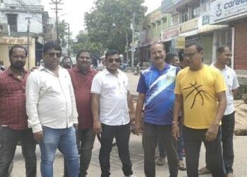 ପାରଳାଖେମୁଣ୍ଡି ସହରର ରାସ୍ତା ନିର୍ମାଣ ଦାବି କରି ରାସ୍ତା ରୋକ କଲେ ଜନସାଧାରଣ