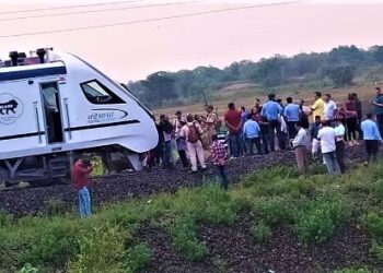 କାଳବୈଶାଖୀର ତାଣ୍ଡବଲିଳା : ଦୁଲାଖାପାଟଣା ଷ୍ଟେସନ ନିକଟରେ ଗଛପଡି ଅଟକିଲା ‘ବନ୍ଦେ ଭାରତ ଟ୍ରେନ’ ଭାଙ୍ଗିଲା – ଲୋକ ପାଇଲଟ ସମ୍ମୁଖ କାଚ, ଯାତ୍ରୀ ସୁରକ୍ଷିତ ; ସ୍ବାଭାବିକ ପାଇଁ ଉଦ୍ୟମ ଜାରି