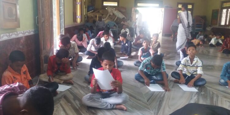 ଫୁଟ୍ଟାସିଙ୍ଗ୍ ଗ୍ରାମରେ ଛାତ୍ର ଛାତ୍ରୀମାନଙ୍କୁ ନେଇ ସାଧାରଣ ଜ୍ଞାନ ଧନ୍ଦାମୂଳକ ପରୀକ୍ଷା