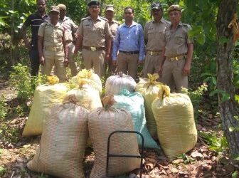 ଟ୍ରକର ଭାରସମ୍ୟହରାଇ ଦୁର୍ଘଟଣା