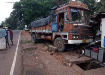 ଟ୍ରକର ଭାରସମ୍ୟହରାଇ ଦୁର୍ଘଟଣା