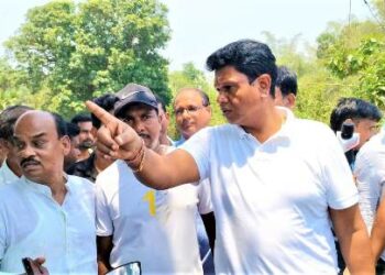 ଯାଜପୁରରୋଡ଼ ରେଳଦୁର୍ଘଟଣାରେ ମୃତକଙ୍କ ପରିବାରକୁ ଭେଟିଲେ ବିଭିନ୍ନ ରାଜନୈହିତକ ନେତୃ ମଣ୍ଡଳୀ ପ୍ରତ୍ୟେକ ପରିବାରକୁ ଏକଲକ୍ଷ ଲେଖାଏଁ ସହାୟତା ଦେଲେ ପ୍ରଣବପ୍ରକାଶ