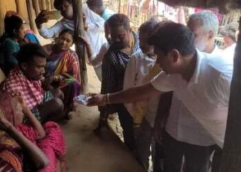 ଯାଜପୁର ରୋଡ ଷ୍ଟେସନରେ ରେଳ ଦୁର୍ଘଟଣା ରେ ମୃତ୍ୟୁ ବରଣ କରିଥିବା ୬ ଜଣ ପରିବାର କୁ ବ୍ୟକ୍ତି ଗତ ଭାବେ ୧ଲକ୍ଷ ଟଙ୍କା ଲେଖାଏଁ ଆର୍ଥିକ ସହାୟତା