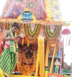 ଭୁବନ ତିନି ରଥ ଜଗନ୍ନାଥ ମନ୍ଦିର ସମ୍ମୁଖରେ ପହଞ୍ଚିଲା