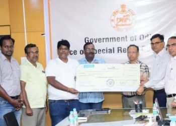 ପ୍ରାଣୀସମ୍ପଦ ବିଭାଗ ଦୁଃସମୟରେ ସରକାରଙ୍କ ସହିତ ମଜଭୁତ ଭାବରେ ଛିଡାହୋଇଛି : ଟ୍ରେନ ଦୁର୍ଘଟଣାର ଦୁର୍ଗତଙ୍କ ପାଇଁ ମୁଖ୍ୟମନ୍ତ୍ରୀଙ୍କ ରିଲିଫ ପାଣ୍ଠିକୁ ୨୦ ଲକ୍ଷ ଟଙ୍କା ଦାନକଲା