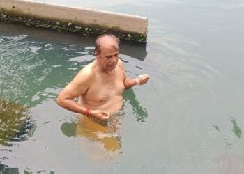 ମନ୍ତ୍ରୀ ଶ୍ରୀ ଅଶୋକ ଚନ୍ଦ୍ର ପଣ୍ଡା : ପୁଷ୍କରିଣୀରେ ନିଜେ ମଧ୍ୟ ସ୍ନାନକରି ଆଜି ଏକ ଉଦାହରଣ ସୃଷ୍ଟି କରିଛନ୍ତି