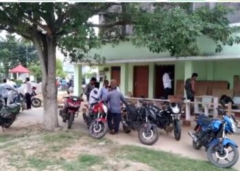 ଜିଲ୍ଲା ପରିଷଦଙ୍କ ସ୍ୱାମୀଙ୍କୁ ଆକ୍ରମଣ କଲେ ବ୍ଲକ୍ ଜେଇ , ବ୍ଲକ୍ ପରିସରରେ ଉତ୍ତେଜନା