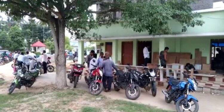 ଜିଲ୍ଲା ପରିଷଦଙ୍କ ସ୍ୱାମୀଙ୍କୁ ଆକ୍ରମଣ କଲେ ବ୍ଲକ୍ ଜେଇ , ବ୍ଲକ୍ ପରିସରରେ ଉତ୍ତେଜନା