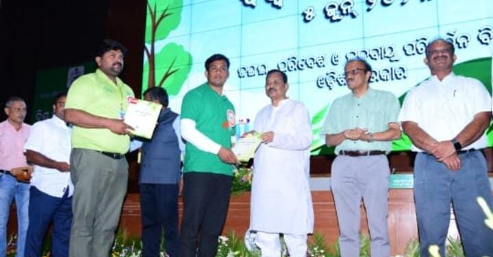 ମହିପୁର ଉଚ୍ଚ ମାଧ୍ୟମିକ ବିଦ୍ୟାଳୟ କୁ ପ୍ରକୃତି ମିତ୍ର ପୁରସ୍କାର