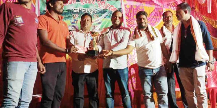 ଲେଙ୍କୁଡ଼ି ପଡ଼ା କ୍ରିକେଟ୍ ଟିମ୍ କୁ ହରାଇ ଦଶପଲ୍ଲା ବିଜୟୀ