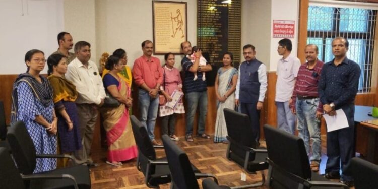 ଜିଲ୍ଲା ପ୍ରଶାସନ ଦ୍ବାରା ପଶ୍ଚିମବଙ୍ଗ ଦମ୍ପତ୍ତିଙ୍କୁ ଗଜପତି ଜିଲ୍ଲା ପୋଷ୍ୟ ସନ୍ତାନ ଗ୍ରହଣ କେନ୍ଦ୍ରର ୪୦ତମ ଶିଶୁଙ୍କୁ ପୋଷ୍ୟ ସନ୍ତାନ ଭାବେ ହସ୍ତାନ୍ତର