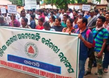 ସମାନ କାମକୁ ସମାନ ଦରମା ଦାବି କରି ପାରଳାଖେମୁଣ୍ଡିଠିକା କର୍ମଚାରୀଙ୍କ ଆନ୍ଦୋଳନ