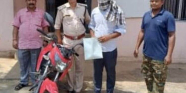 ଗଜପତିରୁ ଗଞ୍ଜେଇ ଚୋରାଚାଲାଣର ବେଳେ ପାରଳାଖେମୁଣ୍ଡି ରୁ ମାଷ୍ଟରମାଇଣ୍ଡ ଗିରଫ
