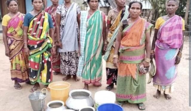 ମୋହନା ବ୍ଲକର ଖାରିକୁଆ ଗ୍ରାମବାସୀ ପିଇବା ପାଣି ପାଇଁ ଡହଳ ବିକଳ , ନାହିଁ ନଳକୂପ  କୂଅ ଓ ନଦୀର ଦୂଷିତ ପାଣି ହିଁ ଭରସା