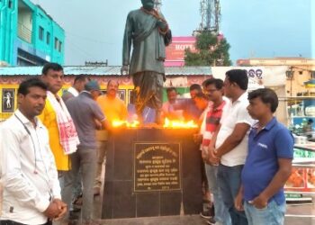 ସହୀ ଦଭଗତସିଂ ଯୁବକସଂଘ ପକ୍ଷରୁ କରମଣ୍ଡଳ ଦୁର୍ଘଟଣାରେ ମୃତାହତ ବ୍ୟକ୍ତିମାନଙ୍କ ପାଇଁ : ସମୂହ ଦୀପଦାନ