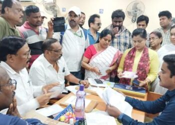 ଅର୍ବାନ ବ୍ୟାଙ୍କ ଘେରିଲା ପୂର୍ବତଟ ରେଳପଥ ଶ୍ରମିକ କଂଗ୍ରେସ !