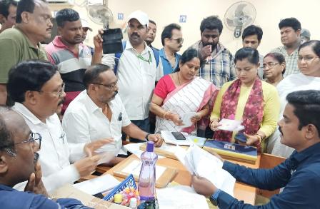ଅର୍ବାନ ବ୍ୟାଙ୍କ ଘେରିଲା ପୂର୍ବତଟ ରେଳପଥ ଶ୍ରମିକ କଂଗ୍ରେସ !
