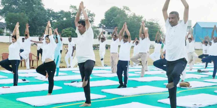 खोरधा रोड रेल मंडल द्वारा अन्तर्राष्ट्रीय योग दिवस मनाया गया