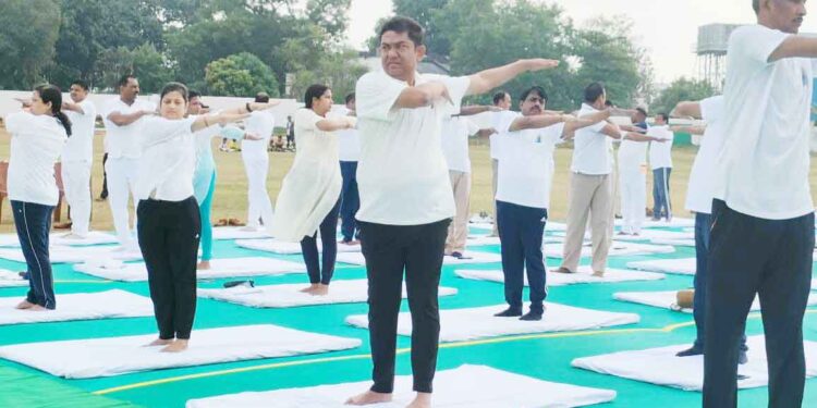 खोरधा रोड रेल मंडल द्वारा अन्तर्राष्ट्रीय योग दिवस मनाया गया