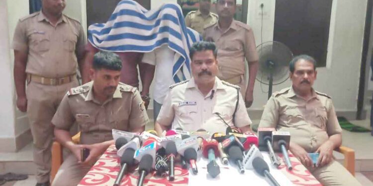 କୁଖ୍ୟାତ ଅପରାଧୀ ଗିରଫ କଲା ଭଦରେଶ୍ୱର ପୁଲିସ : ବନ୍ଧୁକ ଗୁଳି ସହ ଭୁଜାଲି ଜବତ