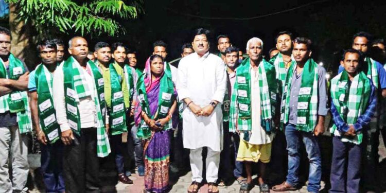 ମାହାଙ୍ଗା : ବିଜେପି ଓ କଂଗ୍ରେସ ଛାଡି ବିଜେଡ଼ି ରେ ମିଶିଲେ ୨୫ରୁ ଉର୍ଦ୍ଧ କର୍ମୀ 