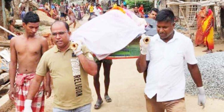 ନୟାଗଡ ବ୍ଲକ ଚେୟାରମ୍ୟାନ ଆଉ ଚଣ୍ଡୀବସ୍ତ ସରପଞ୍ଚଙ୍କ ମହାନୁଭବତା :- ଅଜଣା ରୋଗରେ ପୀଡିତ ବୃଦ୍ଧଙ୍କ ଶବକୁ ଦେଲେ କାନ୍ଧ