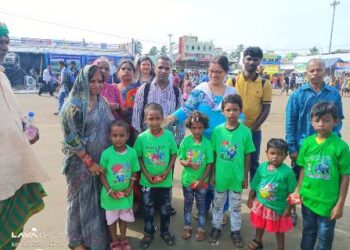 ବଡ ଦାଣ୍ଡରେ କୁନି ପିଲାଙ୍କୁ ଗଞ୍ଜି ଓ ବିସ୍କୁଟ ବଣ୍ଟନ