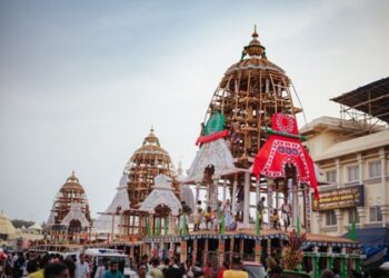 ପୁରୀ, ତିନିରଥର ନିର୍ମାଣ ପ୍ରସ୍ତୁତି ଶେଷ ପର୍ଯ୍ୟାୟରେ ପହଞ୍ଚିଥିବା ବେଳେ : ପାର୍ଶ୍ୱ ଦେବ-ଦେବୀଙ୍କୁ ଜଳଯନ୍ତ୍ର ଖାପରେ ସଂଯୋଗ କରି ସେଥିରେ କଣ୍ଟା ବାଡେଇ ଶିଖର ଡମ୍ବରୁ ସଂଯୋଗ କରାଯାଇଛି 