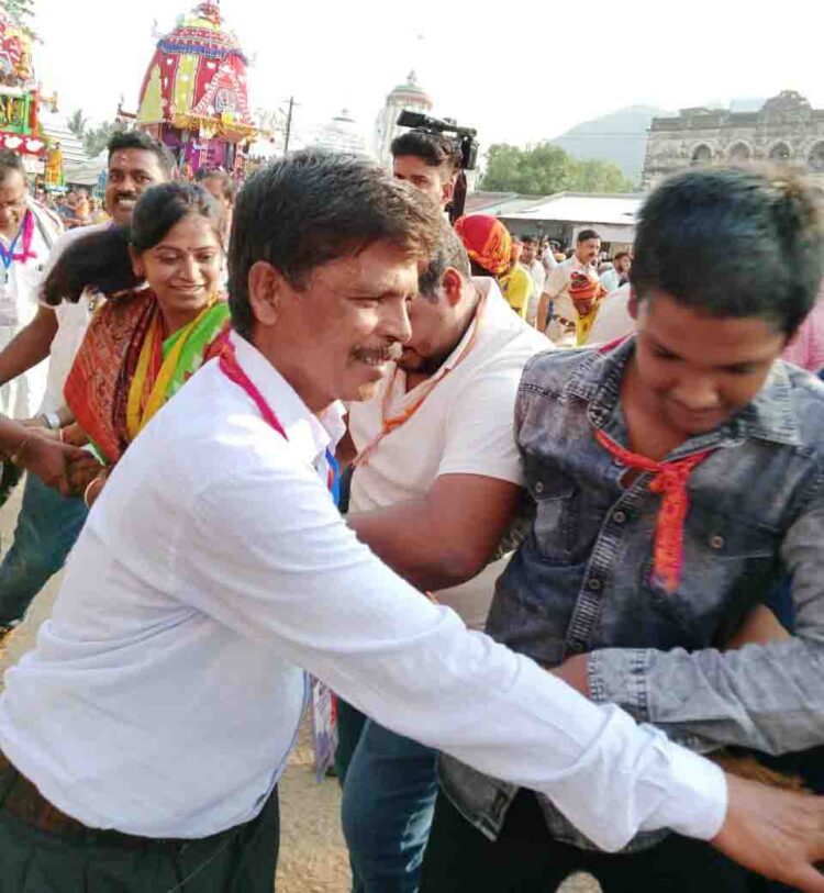 ଗୁଣ୍ଡିଚା ମନ୍ଦିର ପ୍ରାଙ୍ଗଣରେ ପହଁଚିଲା ତାଳଧ୍ଵଜ ଓ ଦର୍ପଦଳନ ରଥ