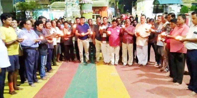 ବିଶ୍ବକୁ କନ୍ଦାଉଛି ବାହାନଗା ଟ୍ରେନ ଟ୍ରାଜେଡି : ରଣପୁର ପ୍ରେସ କ୍ଲବ ତରଫ ରୁ ସମୂହ ଦୀପ ଦାନ