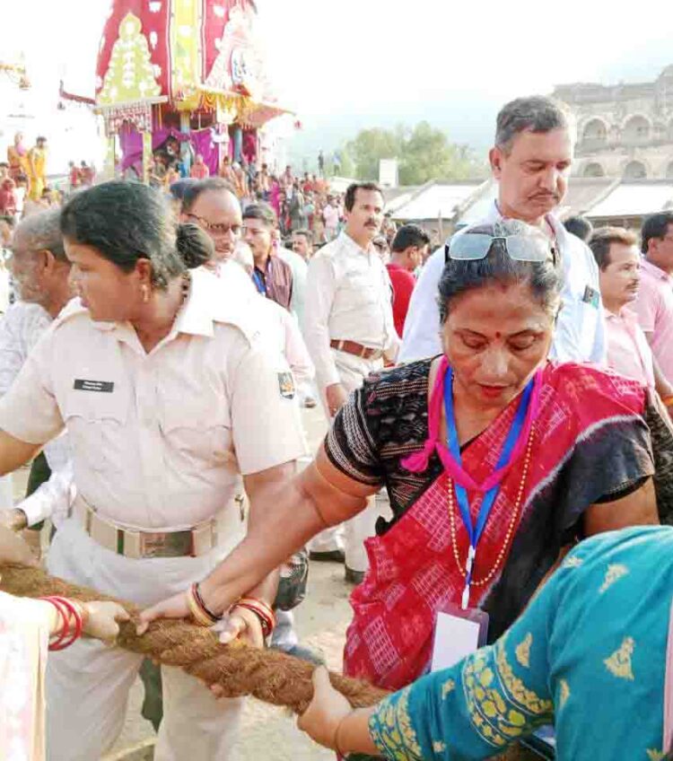 ଗୁଣ୍ଡିଚା ମନ୍ଦିର ପ୍ରାଙ୍ଗଣରେ ପହଁଚିଲା ତାଳଧ୍ଵଜ ଓ ଦର୍ପଦଳନ ରଥ