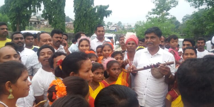 ଅଷ୍ଟମ ଅନୁଛେଦ ସଉରା ଭାଷାର ସମ୍ପ୍ରଦାୟ ତରଫରୁ ଶ୍ରୀଯୁକ୍ତ ନବୀନ ପଟ୍ଟନାୟକଙ୍କୁ ଧନ୍ୟବାଦ ଜଣାଇଥିଲେ