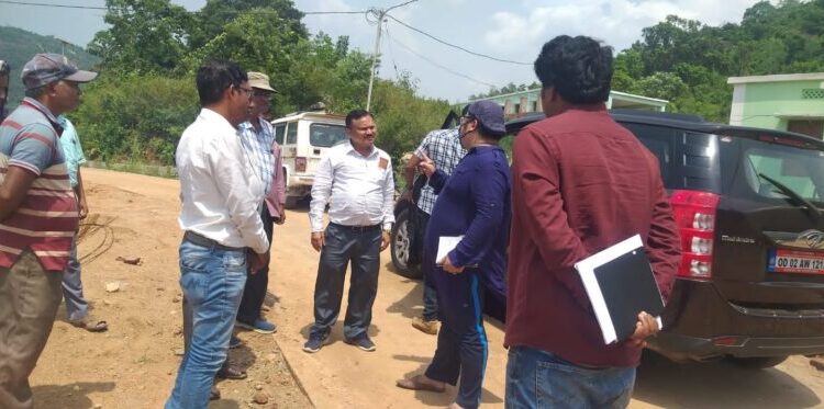 ଦକ୍ଷିଣାଞ୍ଚଳ ରାଜସ୍ୱ କମିଶନରଙ୍କ ଛେଳିଗଡ଼ ଜଳ ସେଚନ ପ୍ରକଳ୍ପ ପରିଦର୍ଶନ, କ୍ଷତିଗ୍ରସ୍ତ ଲୋକଙ୍କ ସହ ଆଲୋଚନା