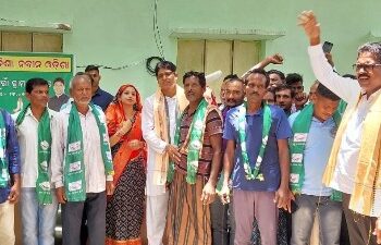 ମୁଖ୍ୟମନ୍ତ୍ରୀଙ୍କ ବାର୍ତ୍ତା ଦେଲେ, ଗାଁର ଆବଶ୍ୟକତା ବୁଝିଲେ ଅରୁଣ : ୧୭ ପରିବାର ବିଜେଡିରେ ସାମିଲ