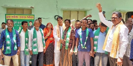 ମୁଖ୍ୟମନ୍ତ୍ରୀଙ୍କ ବାର୍ତ୍ତା ଦେଲେ, ଗାଁର ଆବଶ୍ୟକତା ବୁଝିଲେ ଅରୁଣ : ୧୭ ପରିବାର ବିଜେଡିରେ ସାମିଲ
