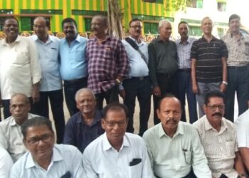 ପୋଲିସ ଚାକିରୀର ୪୬ ବର୍ଷ ପରେ ଏକାଠି ହୋଇ ପରସ୍ପର ମଧ୍ୟରେ ଖୁସି ବାଣ୍ଟିଲେ ଅବସର ପ୍ରାପ୍ତ ୪୦ ପୋଲିସ ଅଧିକାରୀ
