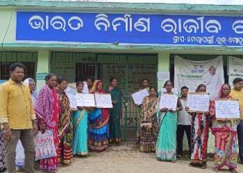 ଆବାସ ଯୋଜନାରେ ଯୋଗ୍ୟଙ୍କ ନାମ କଟିଲା : ପଞ୍ଚାୟତ କାର୍ଯ୍ୟାଳୟରେ ତାଲା ପକାଇ ଓ ଧାରଣାରେ ବସିଥିଲେ ହିତାଧିକାରୀ
