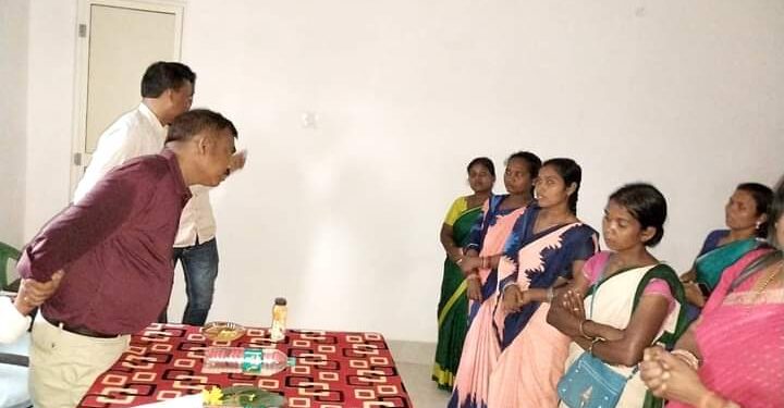 ନୁଆଗଡ ଦୁଗମ ଅଞ୍ଚଳର ବିଦ୍ୟାଳୟ ଓ ଉନ୍ନତି କାମର ପରିଦର୍ଶନ କଲେ ଜିଲ୍ଲାପାଳ