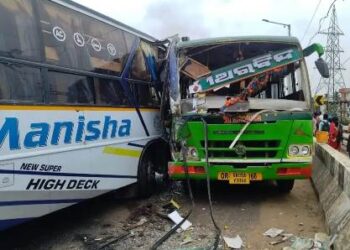 ଦୁଇ ବସ୍ ମୁହାଁମୁହିଁ ଧକ୍କା ; ଉଭୟ ଗାଡ଼ିର ଡ୍ରାଇଭର ଗୁରୁତର, ୧୫ରୁ ଅଧିକ ଯାତ୍ରୀ ଆହତ